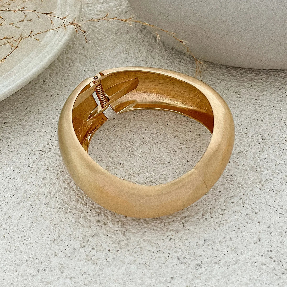 Bracelet Chunky Water Drop - Manchette ouverte en or audacieuse avec un design de vague irrégulier