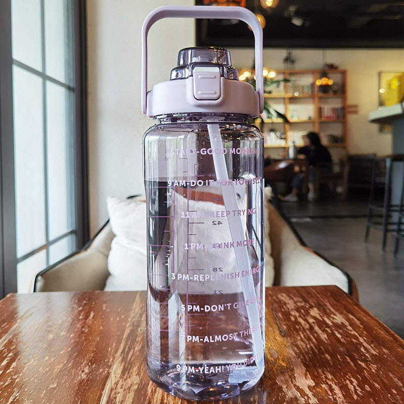 Bouteille d'eau motivante 2L avec repères horaires – HydroMotivator