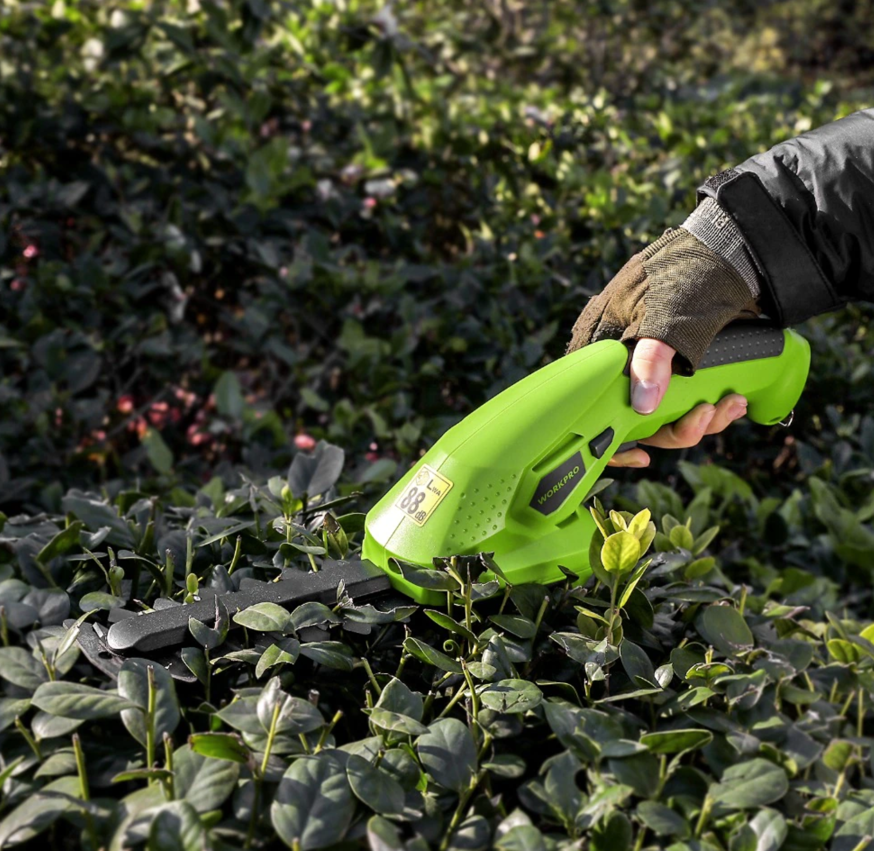 WorkPro | Taille-haie sans fil compact | Poids léger de 0,47 kg | Design sécurisé avec verrouillage enfant | Performances de coupe puissantes à 1100 RPM | Facilité d'utilisation | Batterie Li-Ion rechargeable | Taille et élagage sans effort