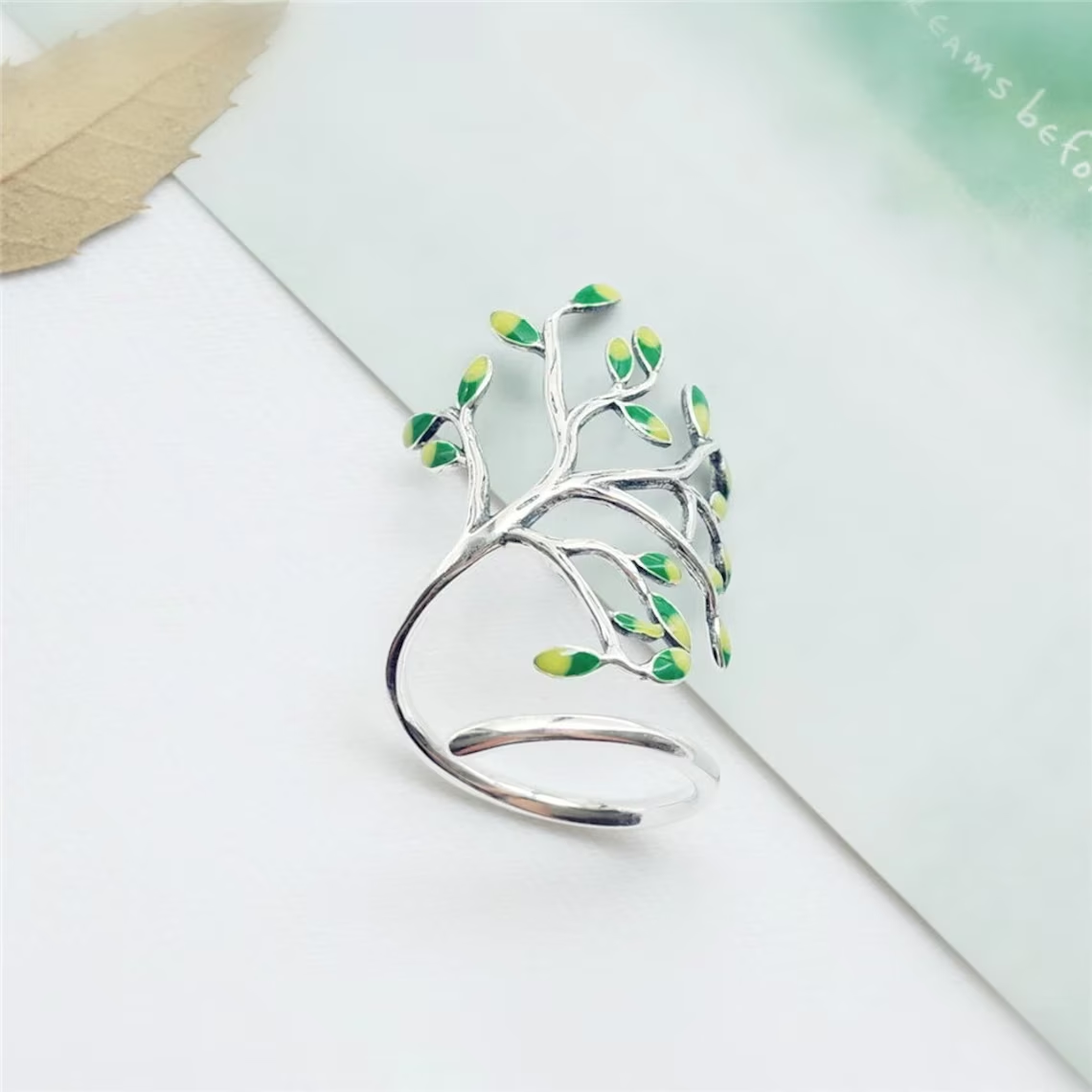 Bague en argent ajustable avec des feuilles vertes