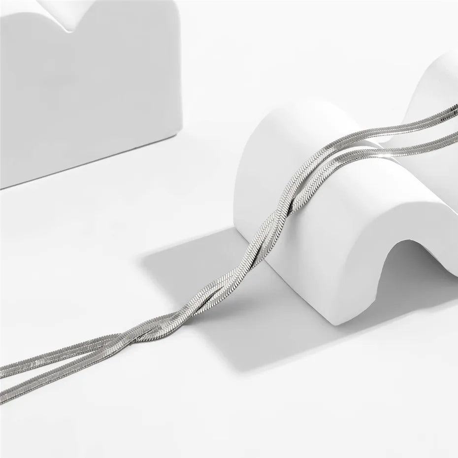 Bijou de cou élégant avec chaîne longue