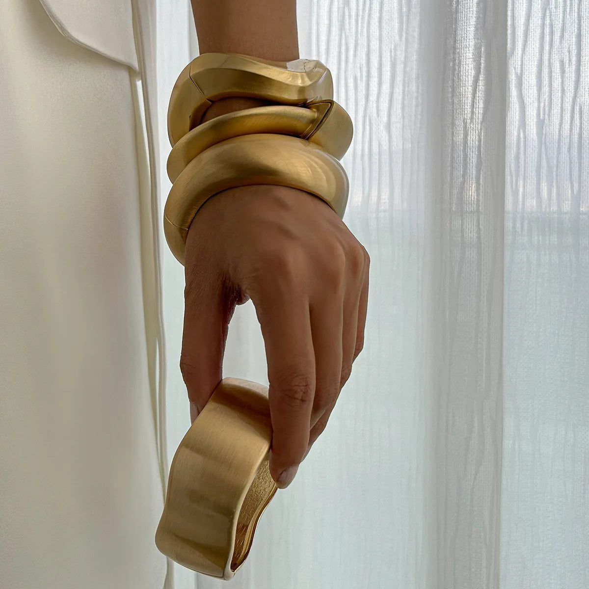 Bracelet Chunky Water Drop - Manchette ouverte en or audacieuse avec un design de vague irrégulier