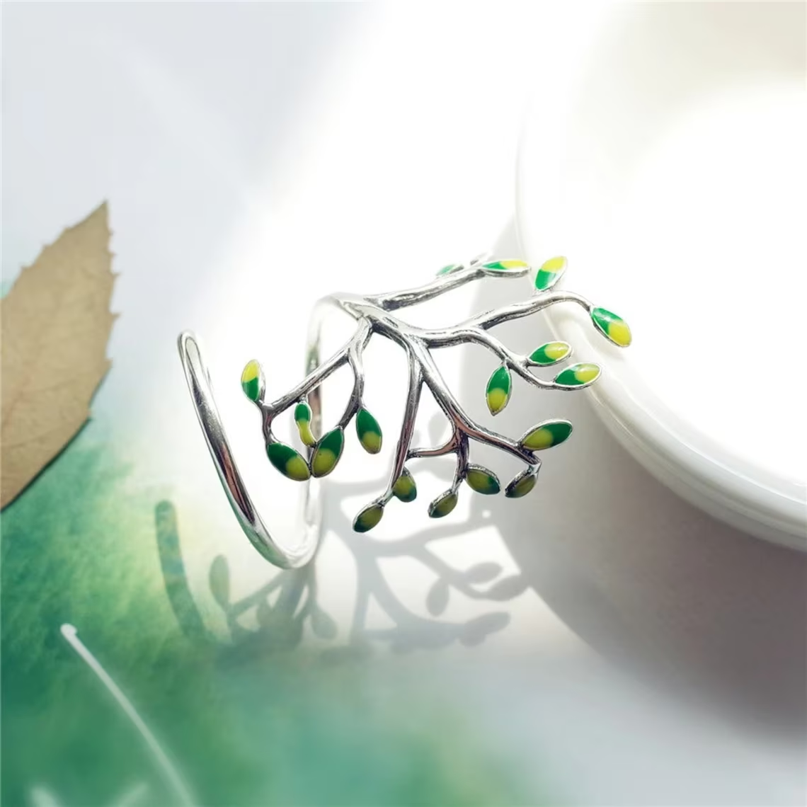 Bague en argent ajustable avec des feuilles vertes