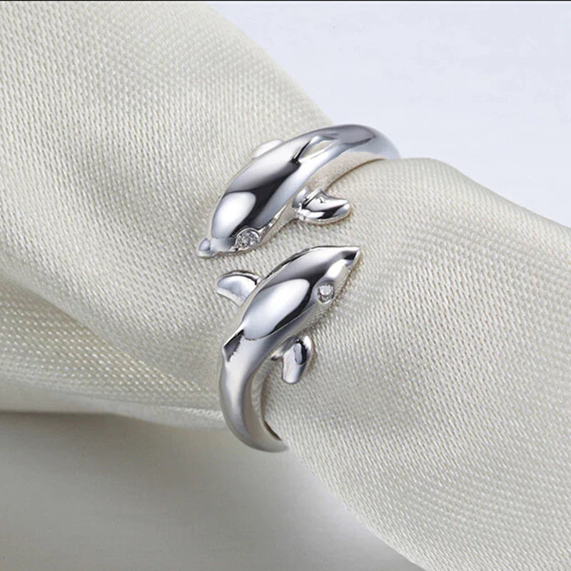 Bague en argent avec deux dauphins