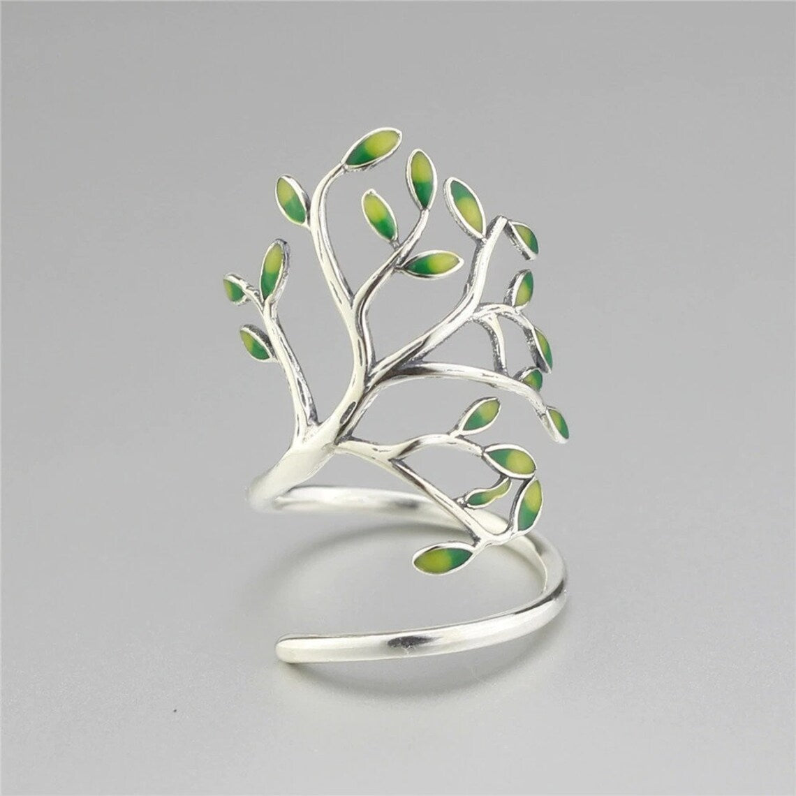 Bague en argent ajustable avec des feuilles vertes