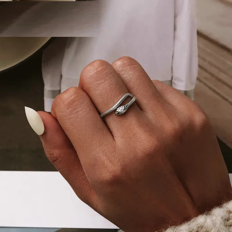 Bague en reptile en platine argenté