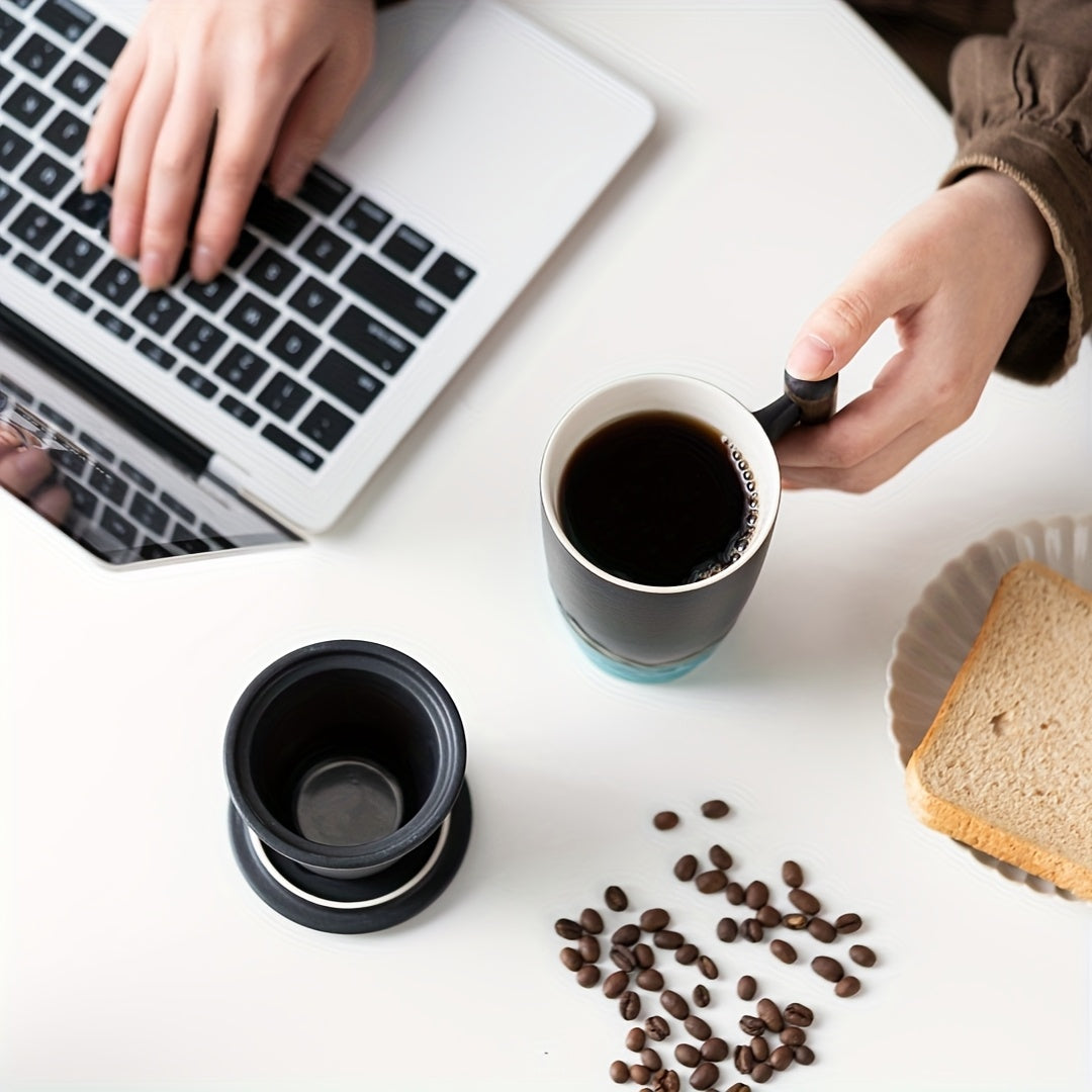 Tasse à Thé en Céramique Artisanale avec Filtre – Design Authentique et Utilisation Pratique
