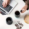 Tasse à Thé en Céramique Artisanale avec Filtre – Design Authentique et Utilisation Pratique