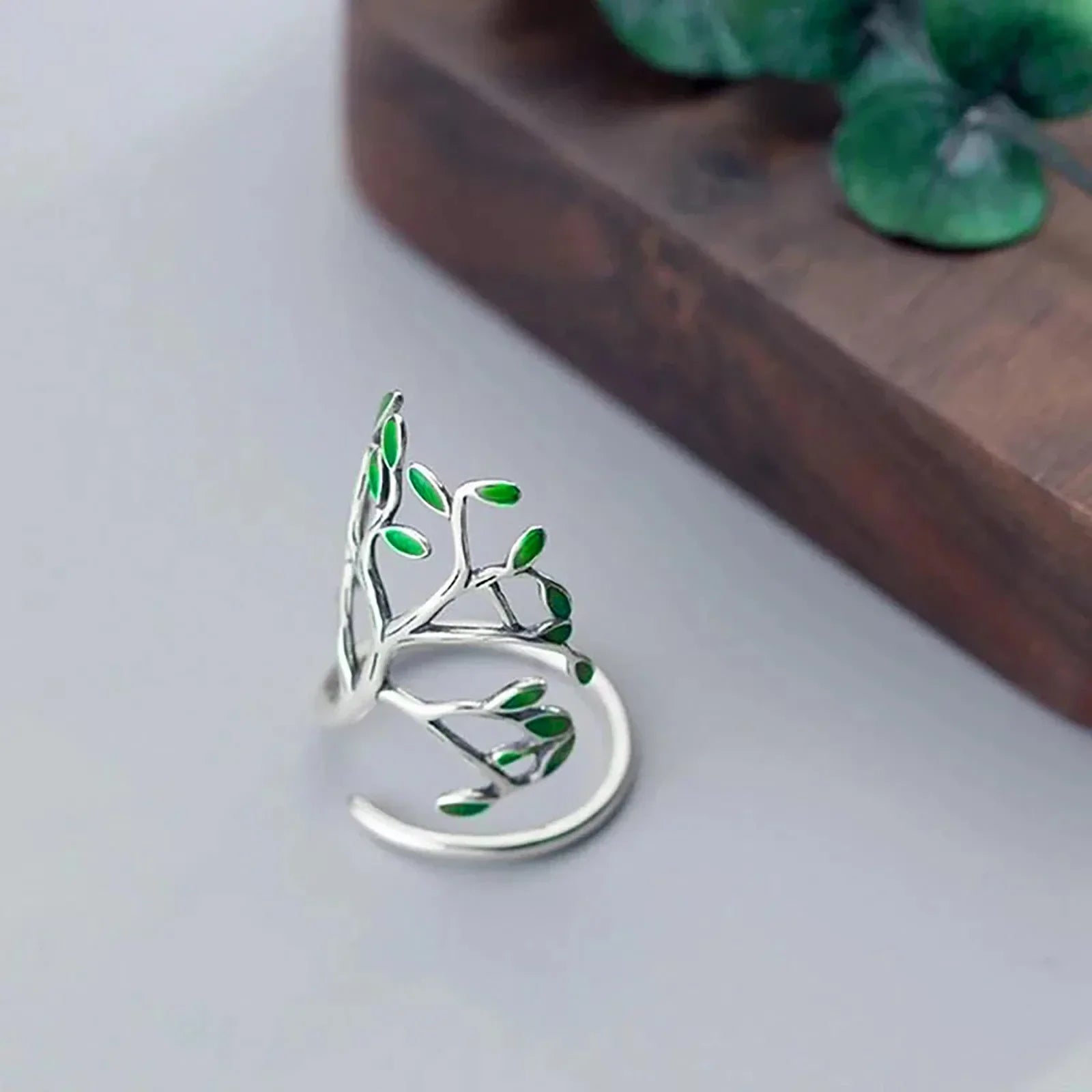 Bague en argent ajustable avec des feuilles vertes