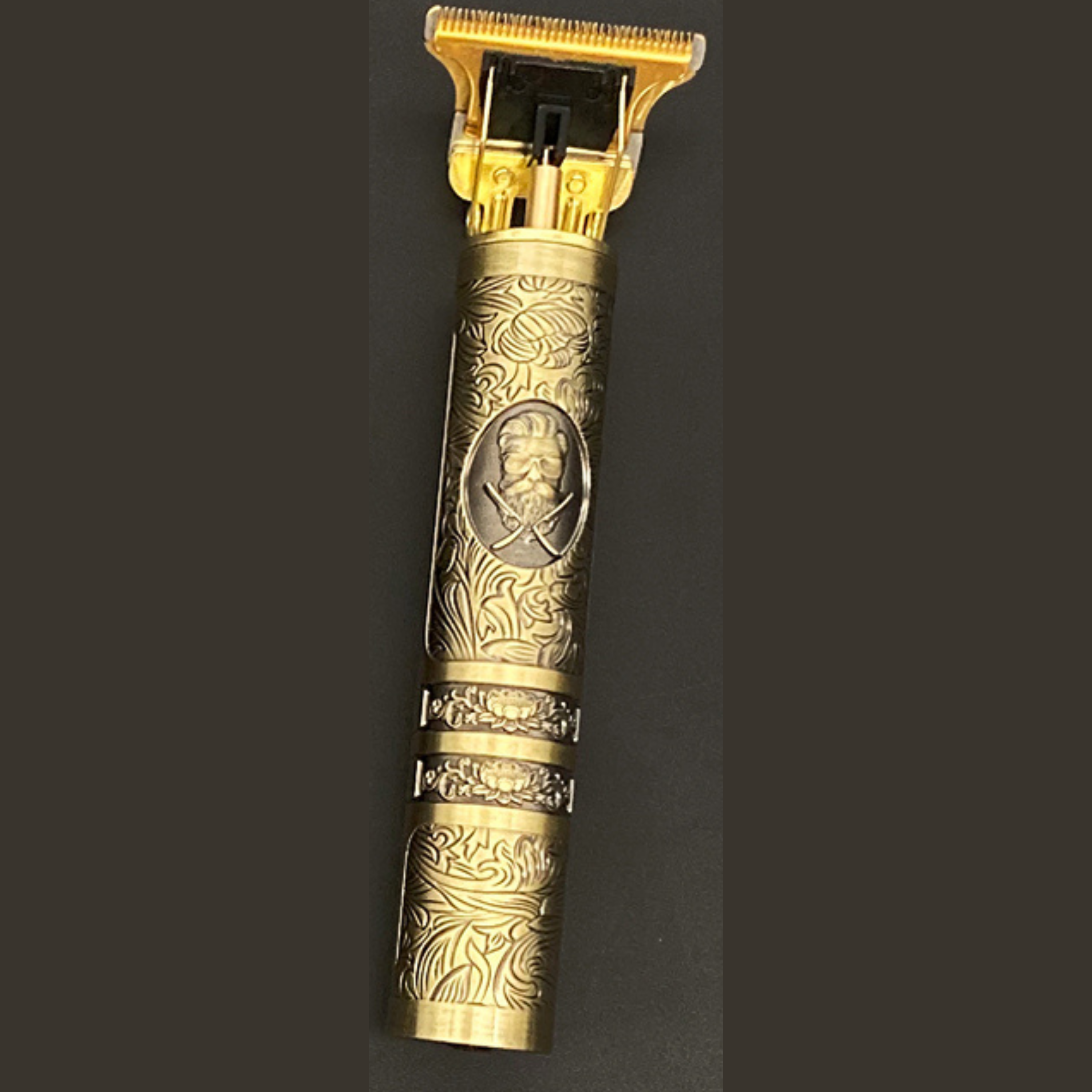 Tondeuse à cheveux et à barbe rechargeable avec accessoires / Variante similaire différente