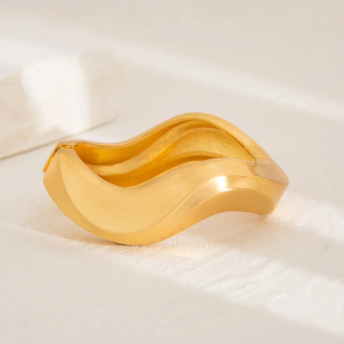 Bracelet Chunky Water Drop - Manchette ouverte en or audacieuse avec un design de vague irrégulier