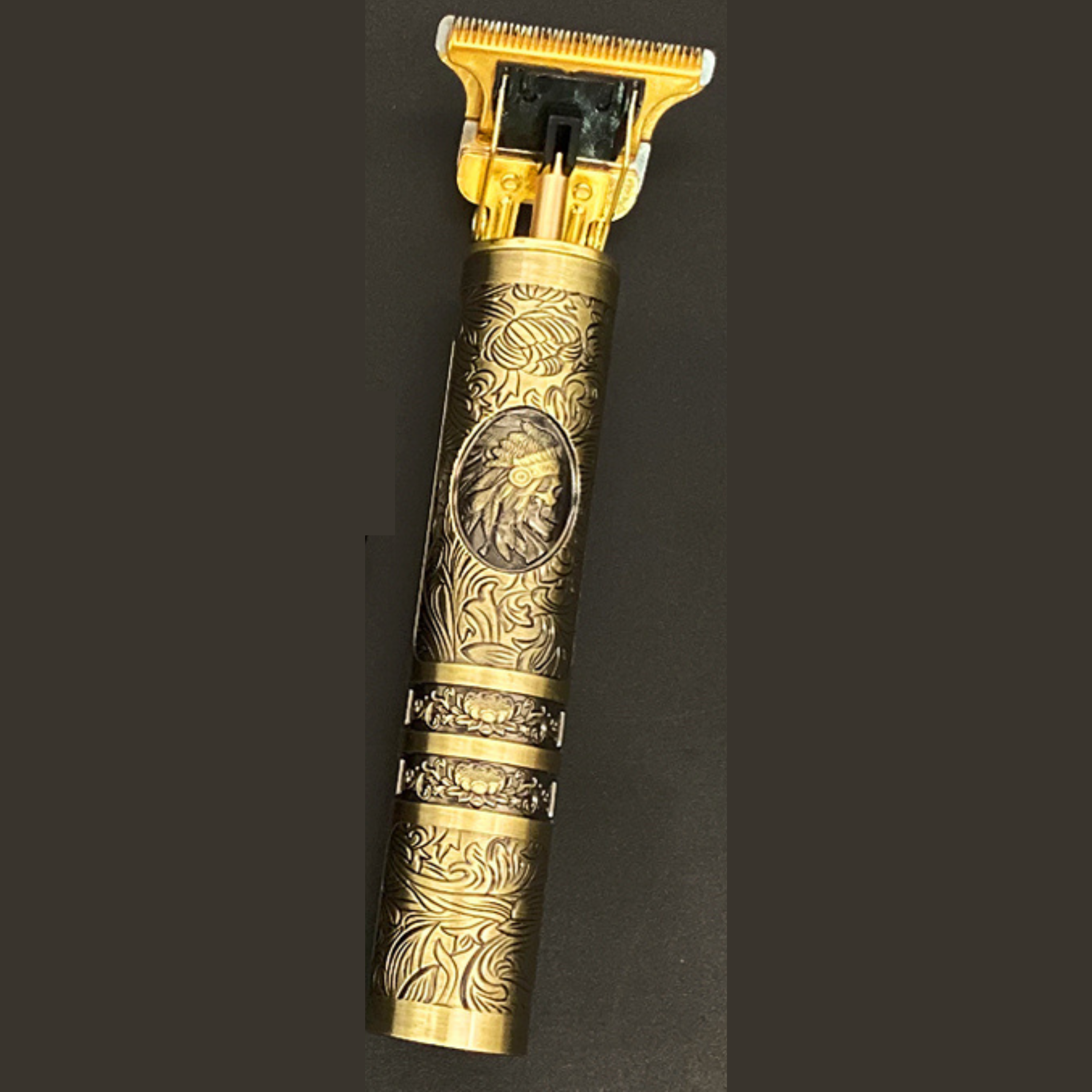 Tondeuse à cheveux et à barbe rechargeable avec accessoires / Variante similaire différente