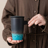 Tasse à Thé en Céramique Artisanale avec Filtre – Design Authentique et Utilisation Pratique