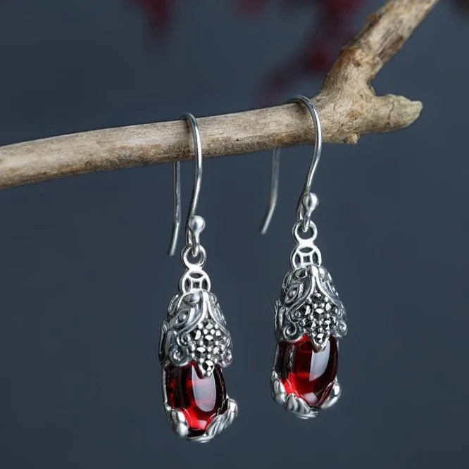 Boucles d'oreilles en argent avec créature mythique – Aelora
