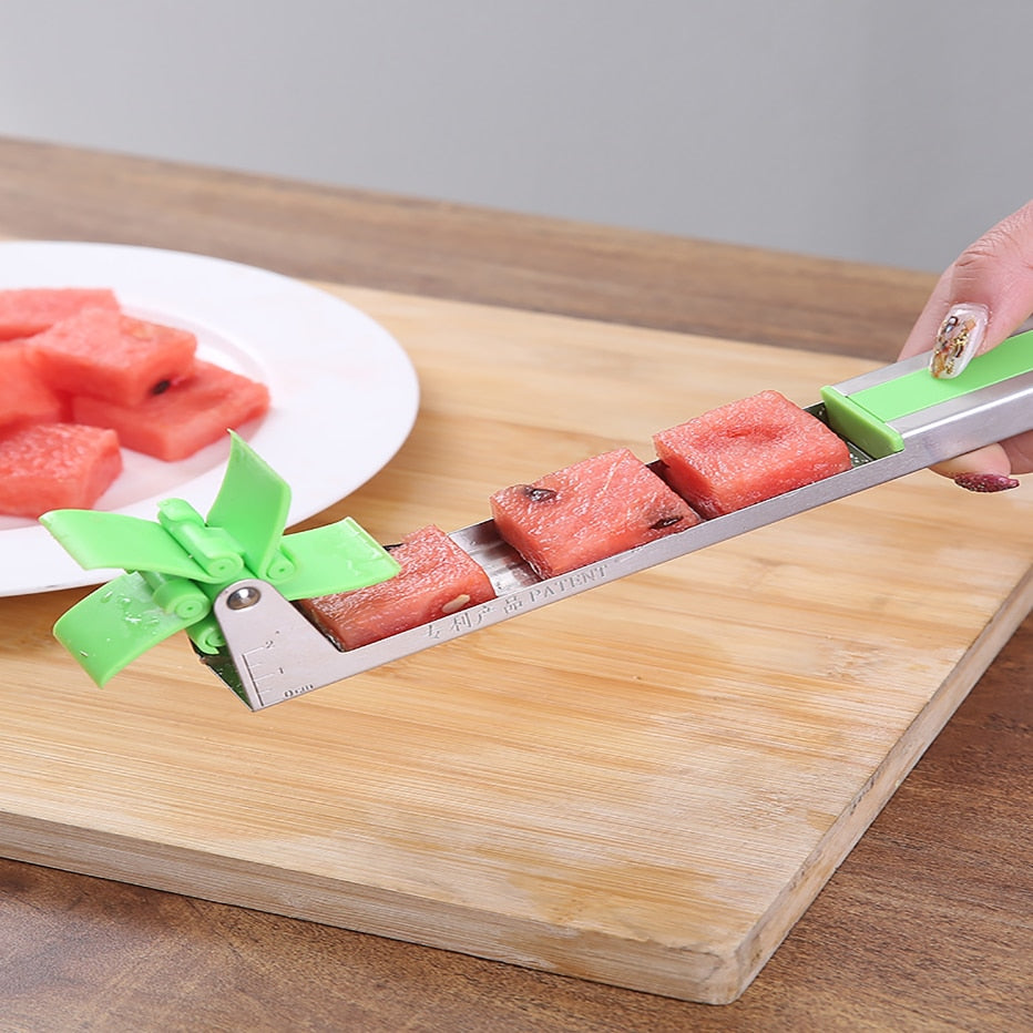 AquaElegance Deluxe Coupe-Melon | Obtenez sans effort des tranches de melon parfaites avec notre design innovant en forme de moulin à vent et notre coupeur en acier inoxydable de qualité supérieure.