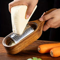 Râpe à fromage avec poignée en bois