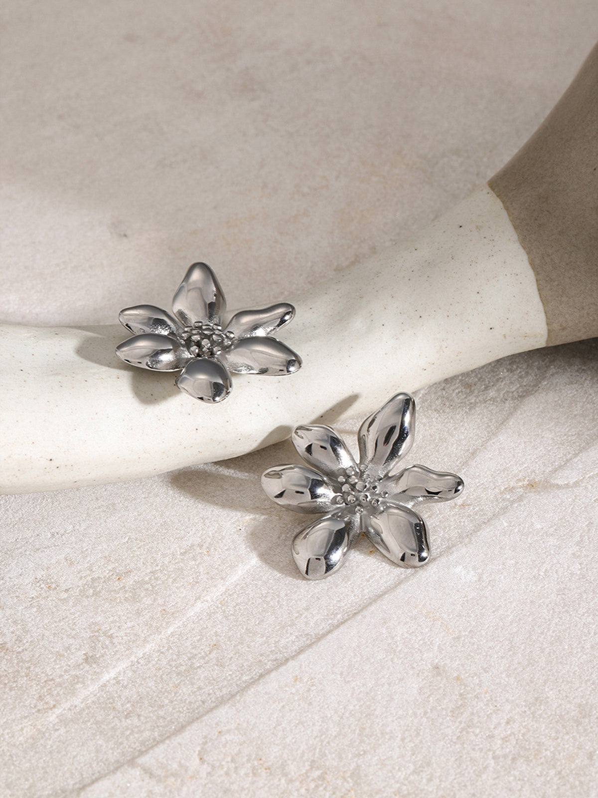 Boucles d'oreilles fleuries élégantes – Florina