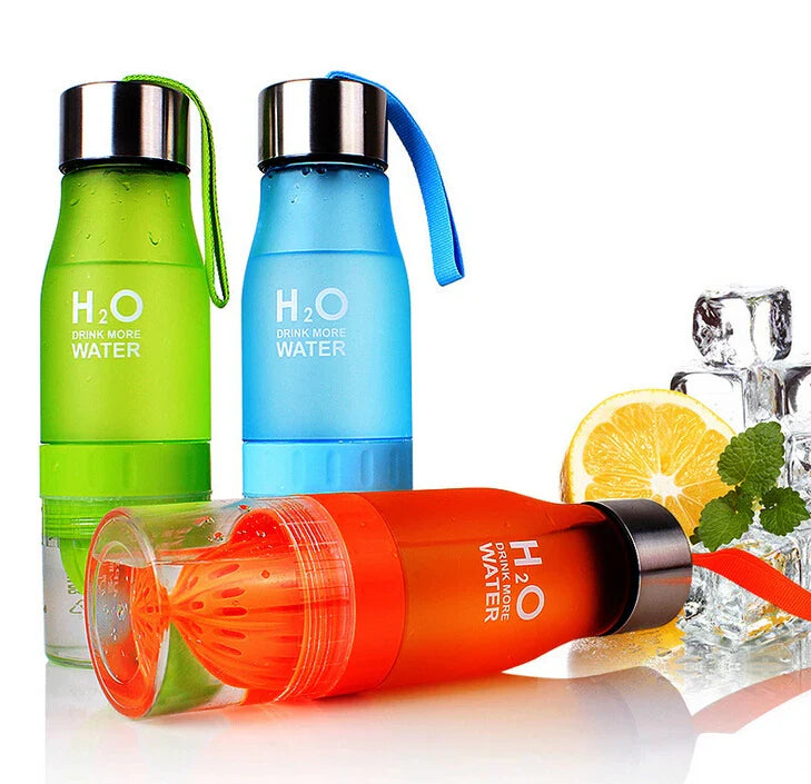 AquaLuxe Elite Bouteille d'Hydratation | Bouteille en plastique élégante de 650ML conçue pour vous garder rafraîchi à chaque gorgée d'eau ou de jus.