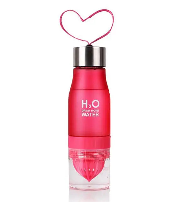 AquaLuxe Elite Bouteille d'Hydratation | Bouteille en plastique élégante de 650ML conçue pour vous garder rafraîchi à chaque gorgée d'eau ou de jus.
