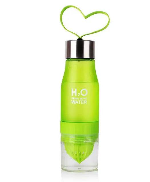 AquaLuxe Elite Bouteille d'Hydratation | Bouteille en plastique élégante de 650ML conçue pour vous garder rafraîchi à chaque gorgée d'eau ou de jus.