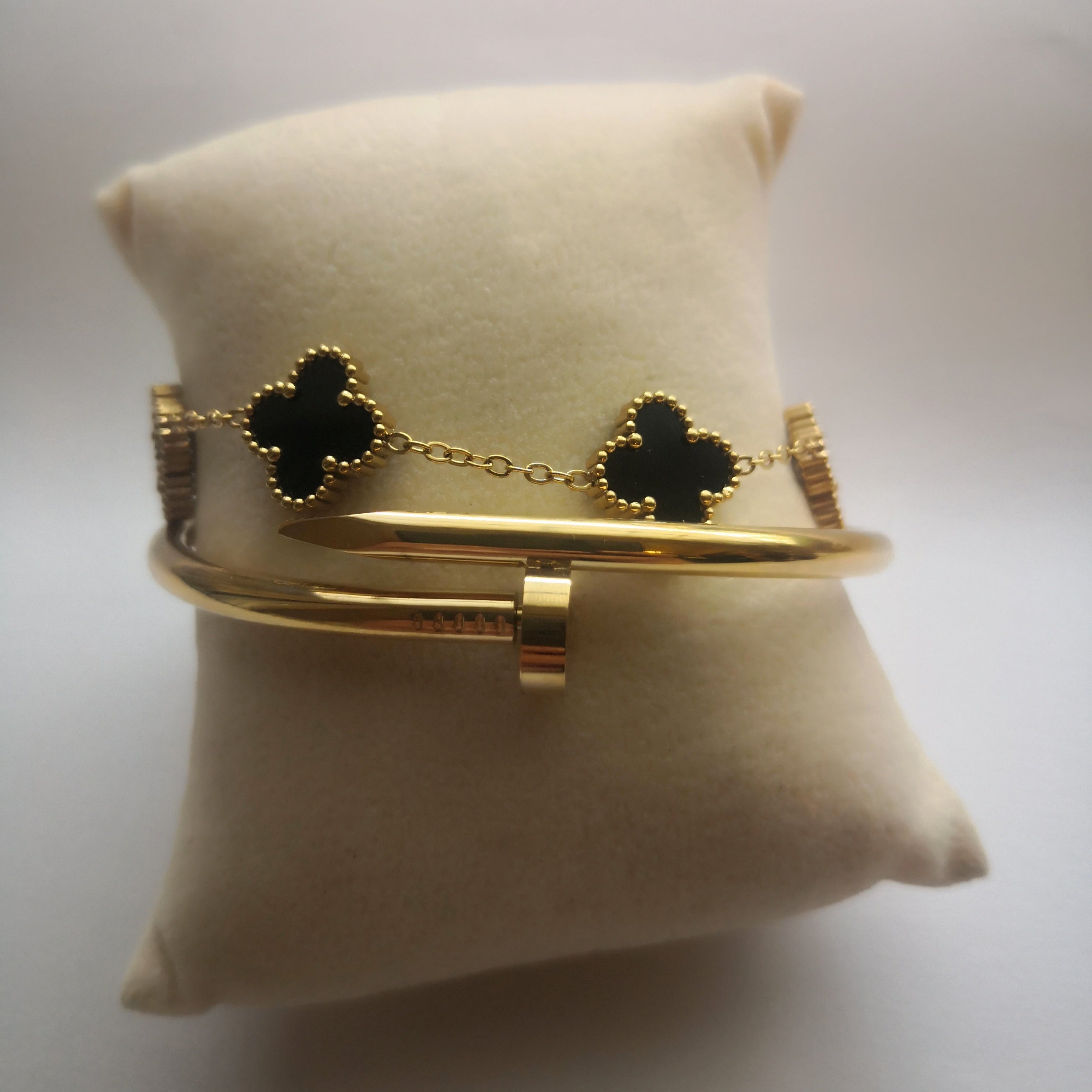 Bracelets clou et trèfle | Or & noir dans un design élégant
