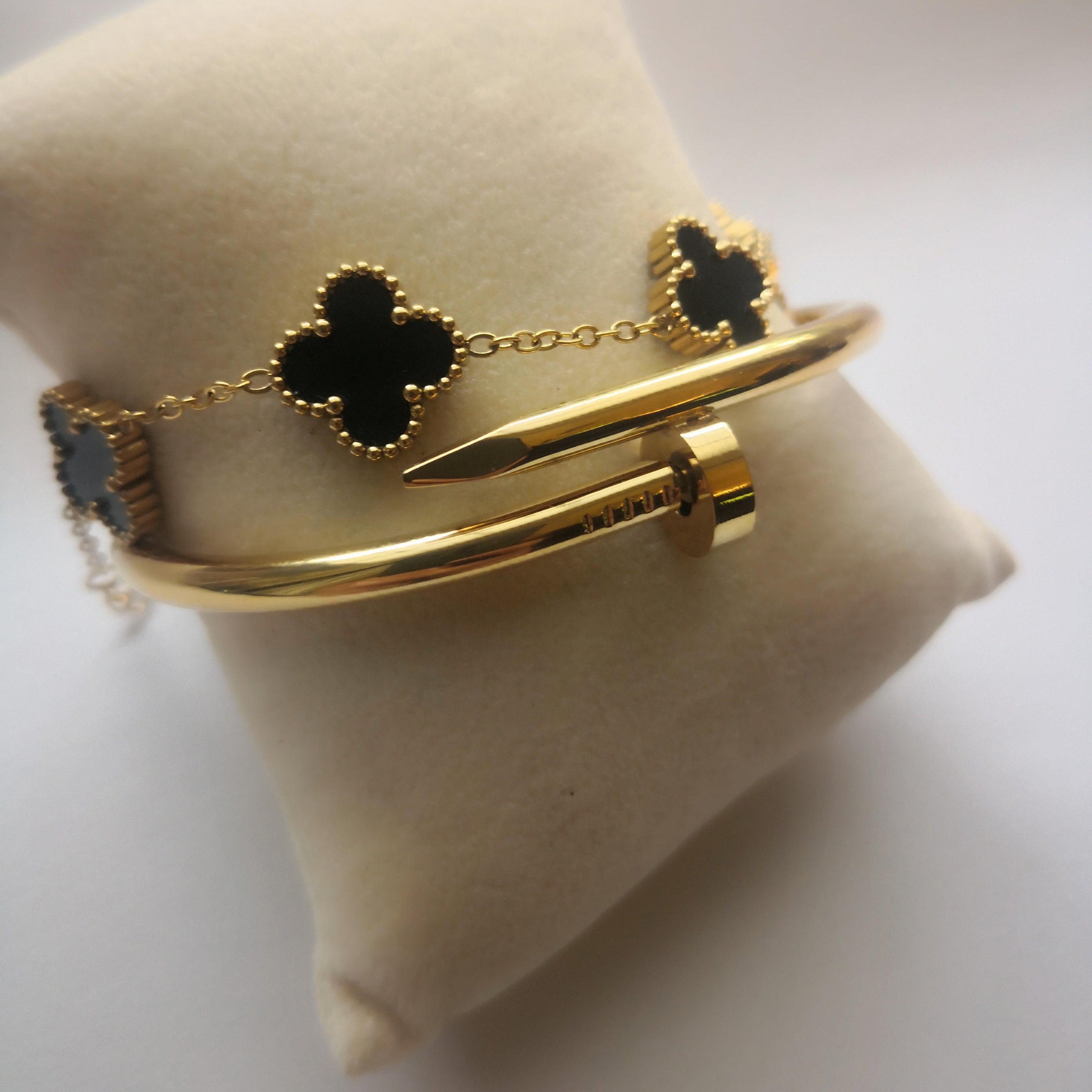 Bracelets clou et trèfle | Or & noir dans un design élégant