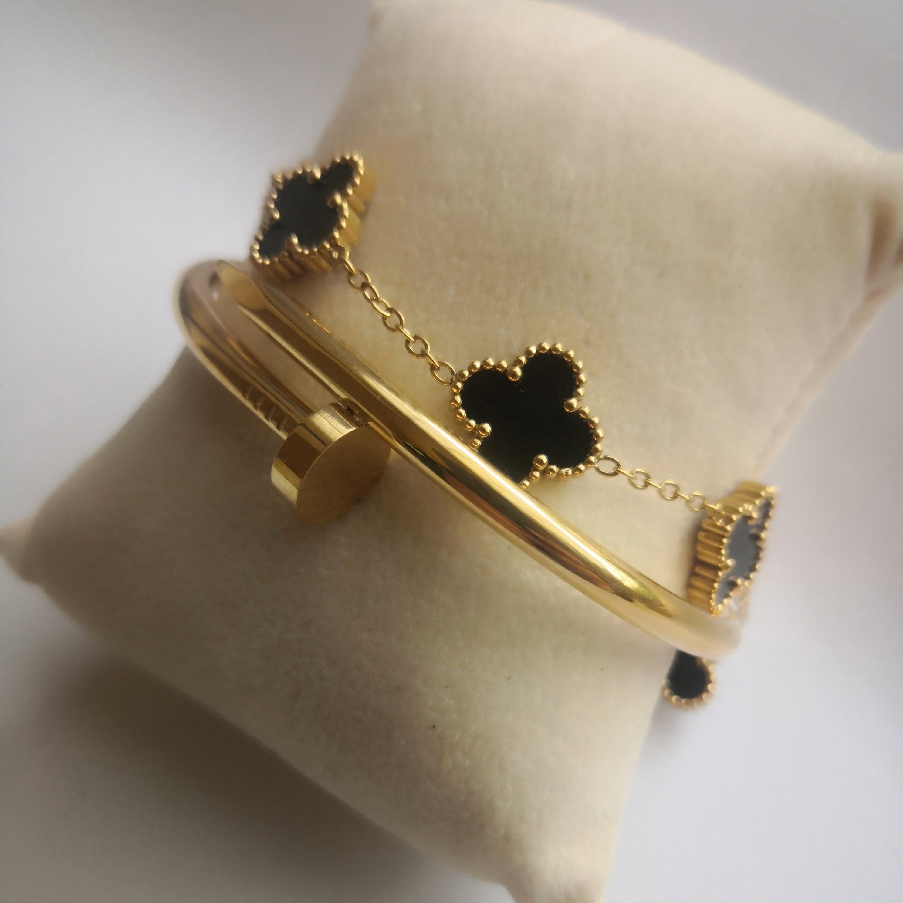 Bracelets clou et trèfle | Or & noir dans un design élégant