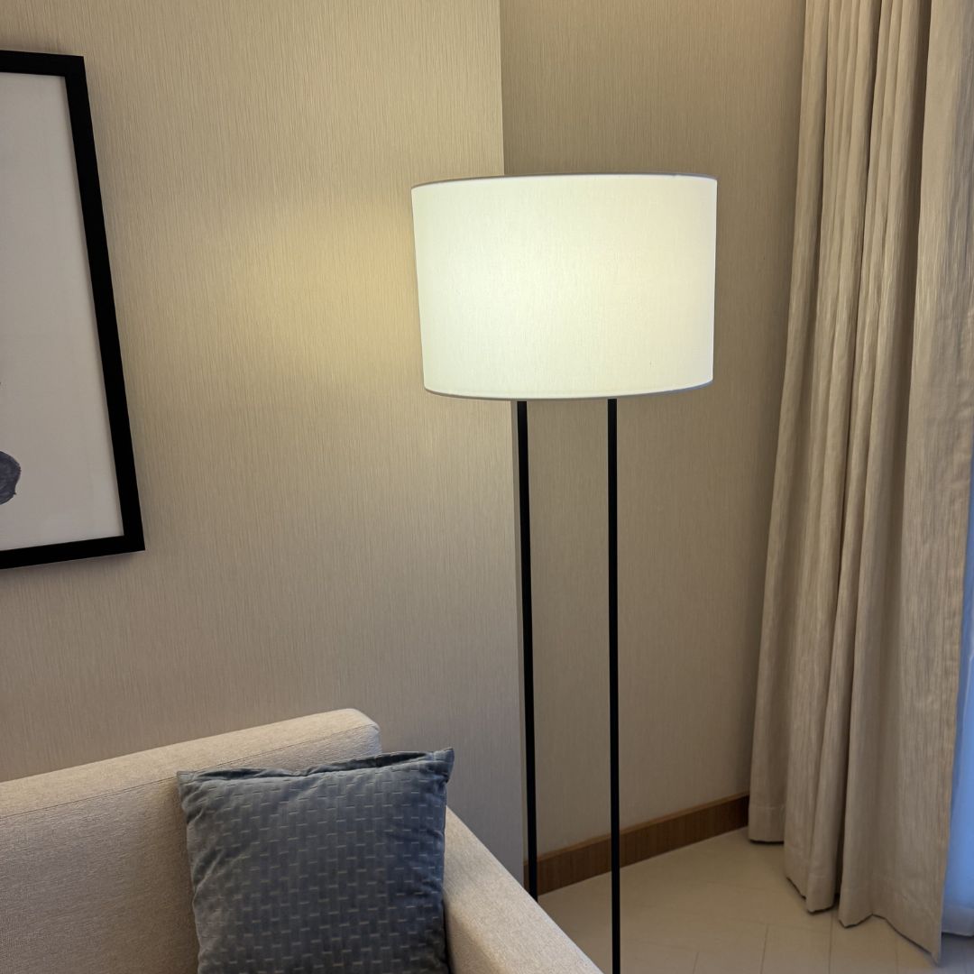 Solaro Lampe sur Pied Noire – Lampe Moderne avec Fonction Dimmable et Lumière LED Chaude