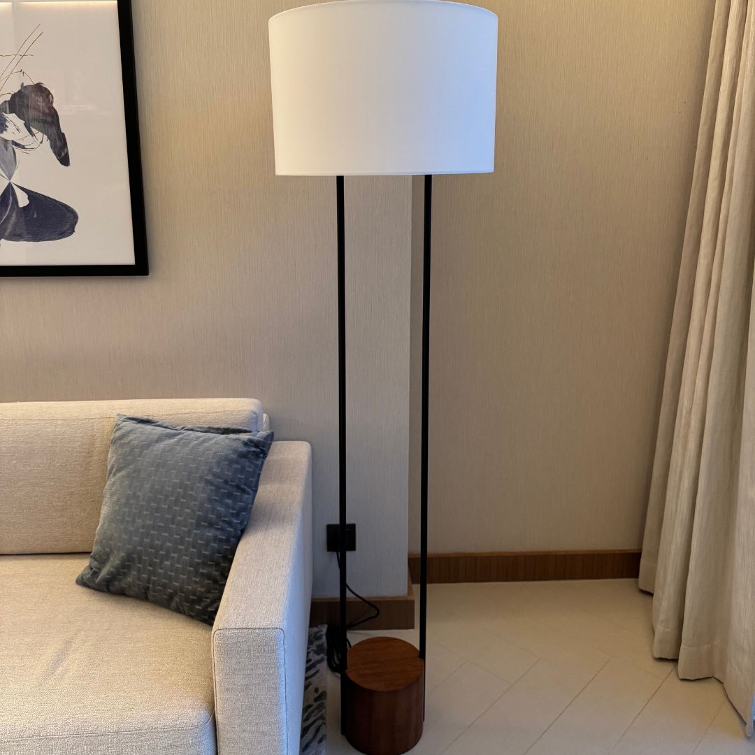 Solaro Lampe sur Pied Noire – Lampe Moderne avec Fonction Dimmable et Lumière LED Chaude