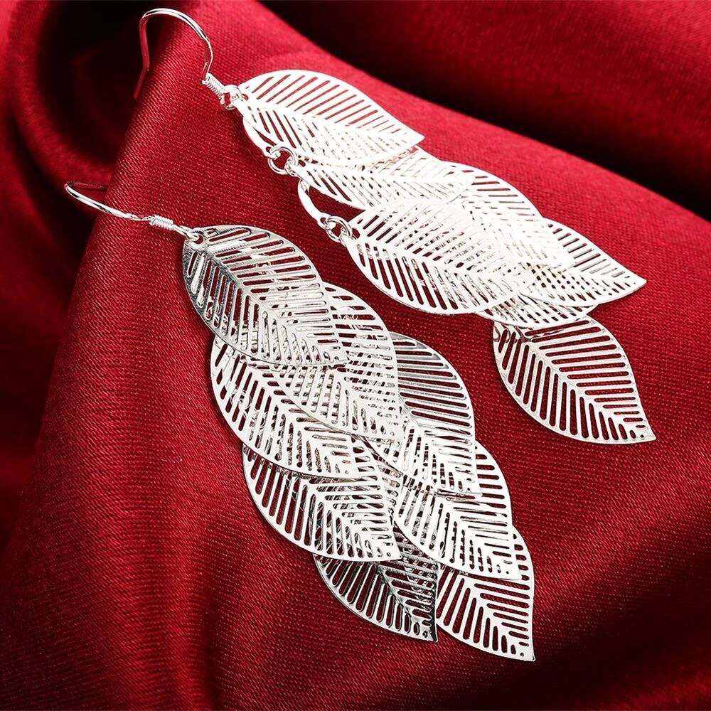 Boucles d'oreilles en filigrane superposées avec des feuilles