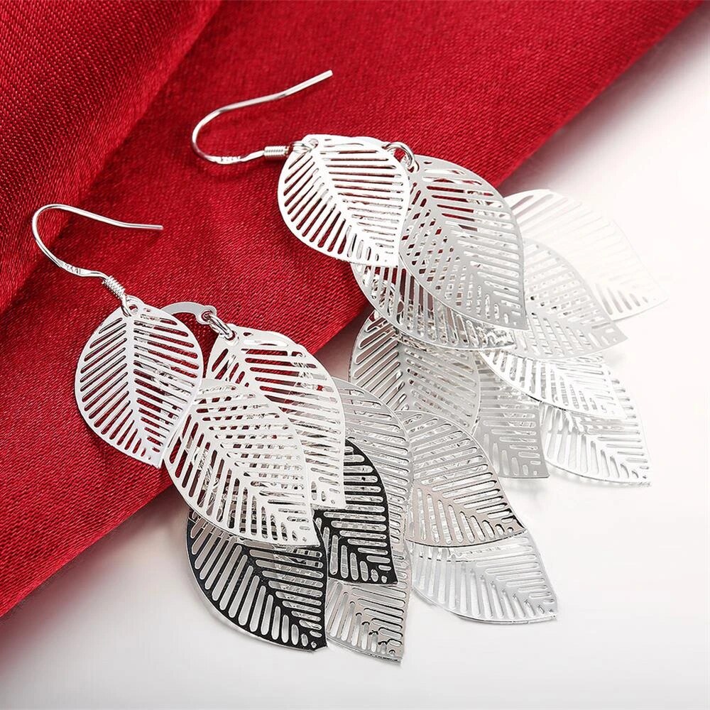 Boucles d'oreilles en filigrane superposées avec des feuilles