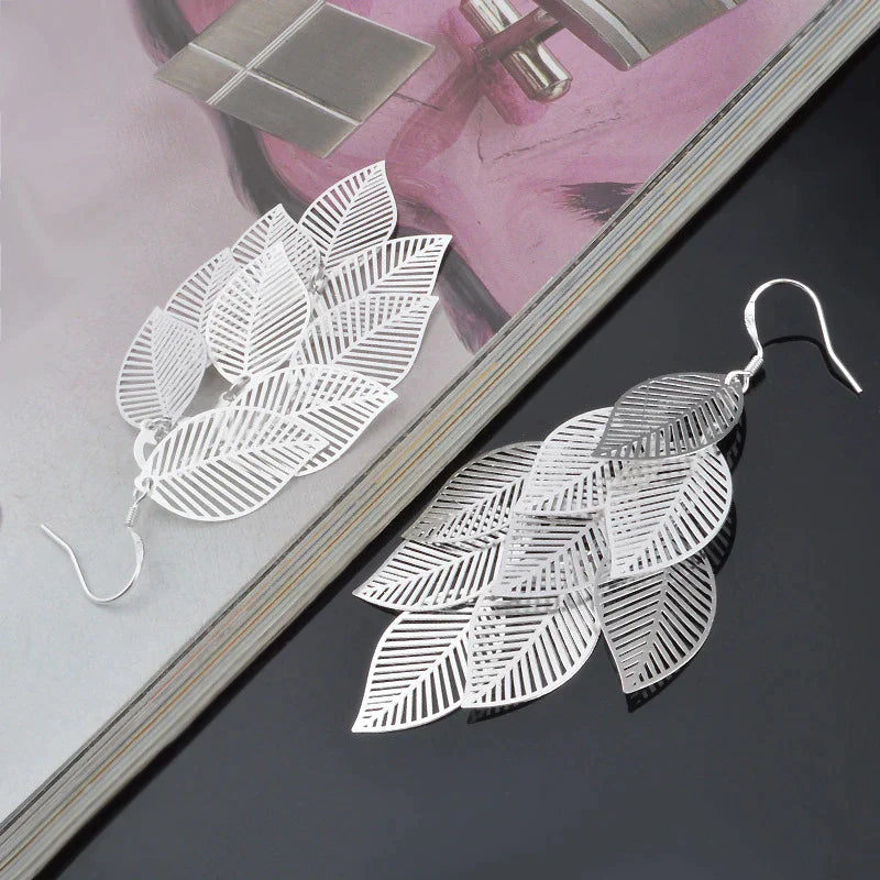 Boucles d'oreilles en filigrane superposées avec des feuilles