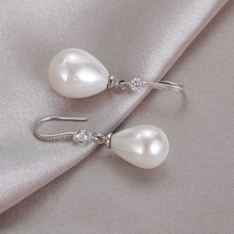 Boucles d'oreilles ovales blanches en perles