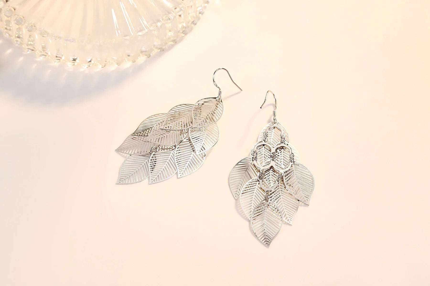 Boucles d'oreilles en filigrane superposées avec des feuilles