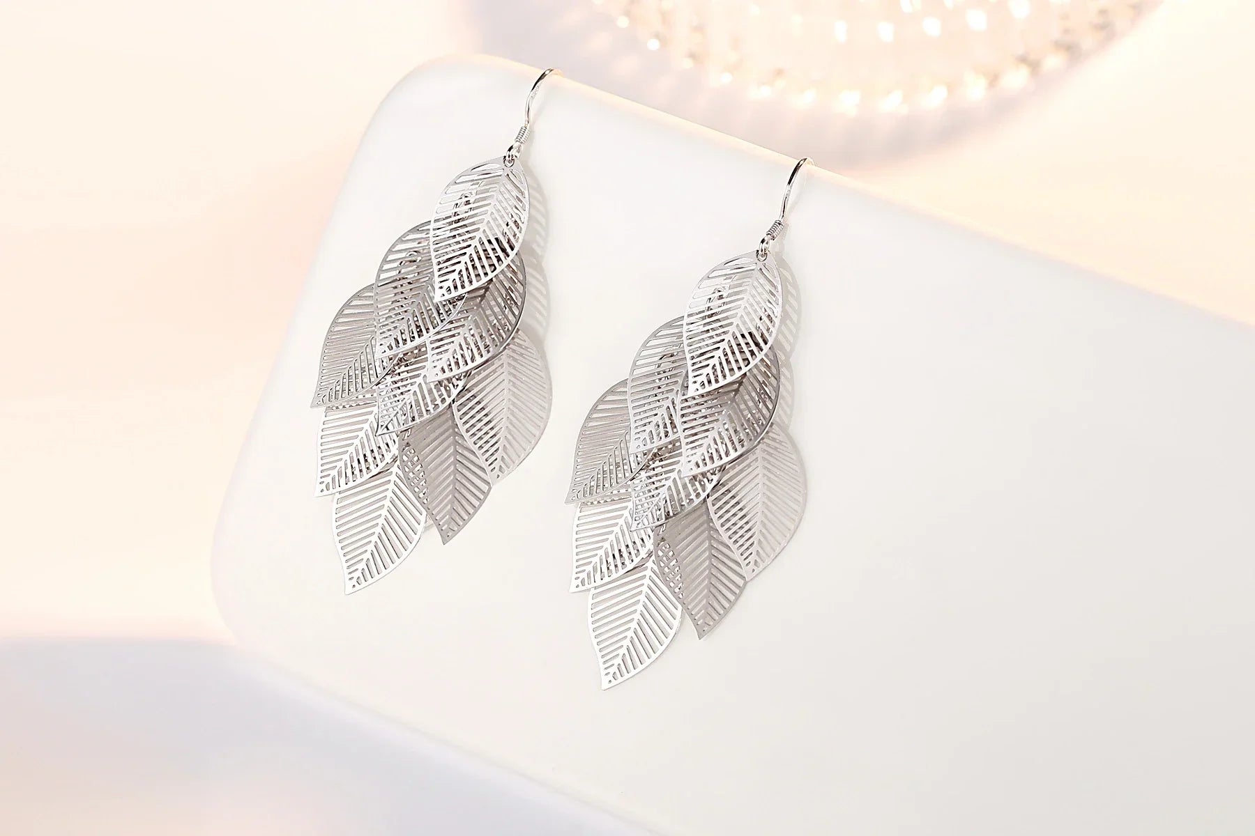 Boucles d'oreilles en filigrane superposées avec des feuilles
