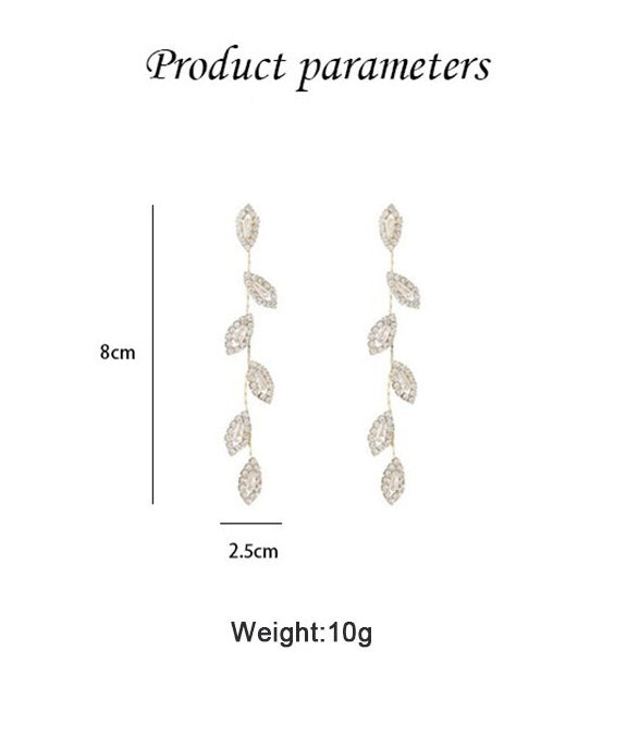Boucles d'oreilles longues avec de délicates feuilles dorées