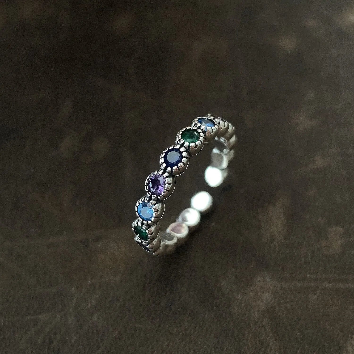 Bague en argent avec pierres florales