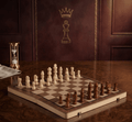 Plateau de tournoi inclus dans une collection d'échecs en bois avec des pièces classiques