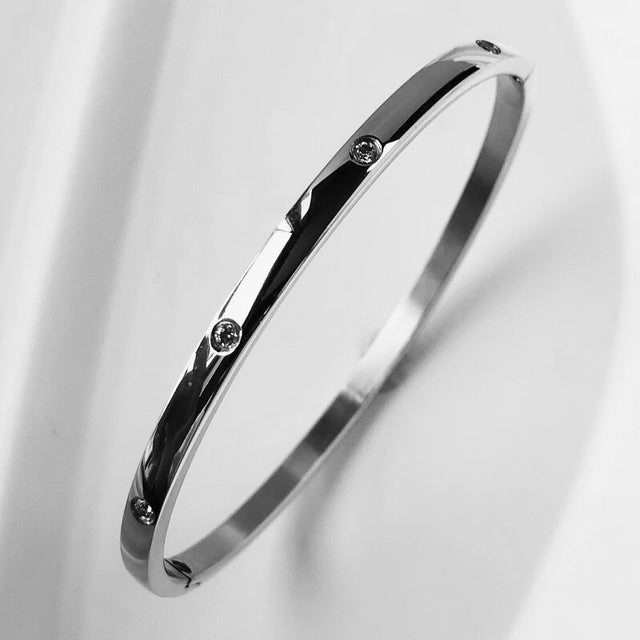 Bracelet avec incrustation de zircon