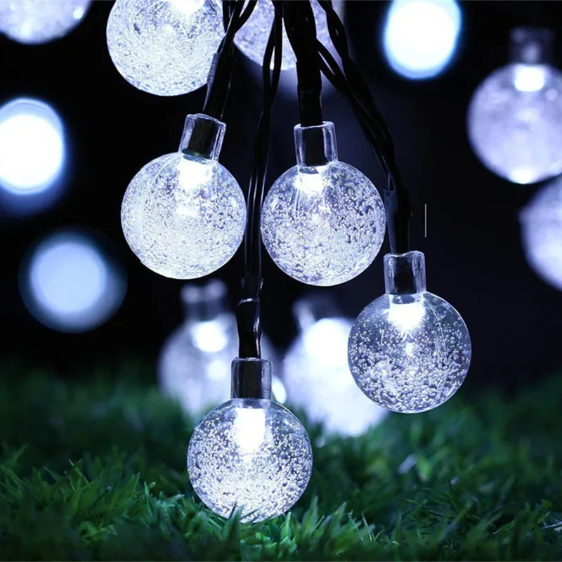 Lumières de Fête Solaire en Boules de Cristal LuxeGlow | Décor LED enchanteur pour célébrations en extérieur et occasions festives