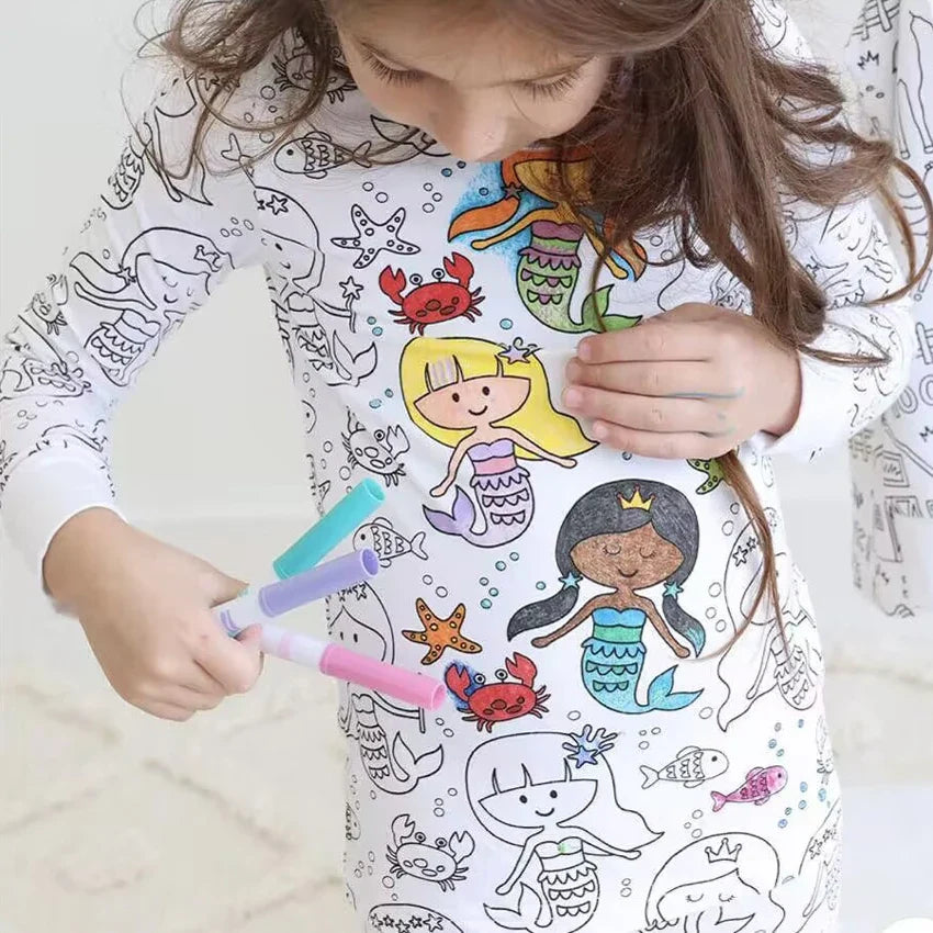 Artisano Luxe DIY Pyjama Set | Ensemble de pyjama coloré et créatif pour enfants leur permettant de concevoir leurs propres vêtements de nuit uniques, parfait pour le jeu imaginatif et l'expression artistique.