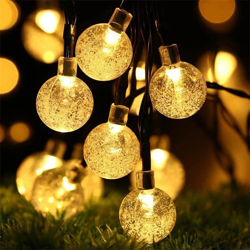 Lumières de Fête Solaire en Boules de Cristal LuxeGlow | Décor LED enchanteur pour célébrations en extérieur et occasions festives