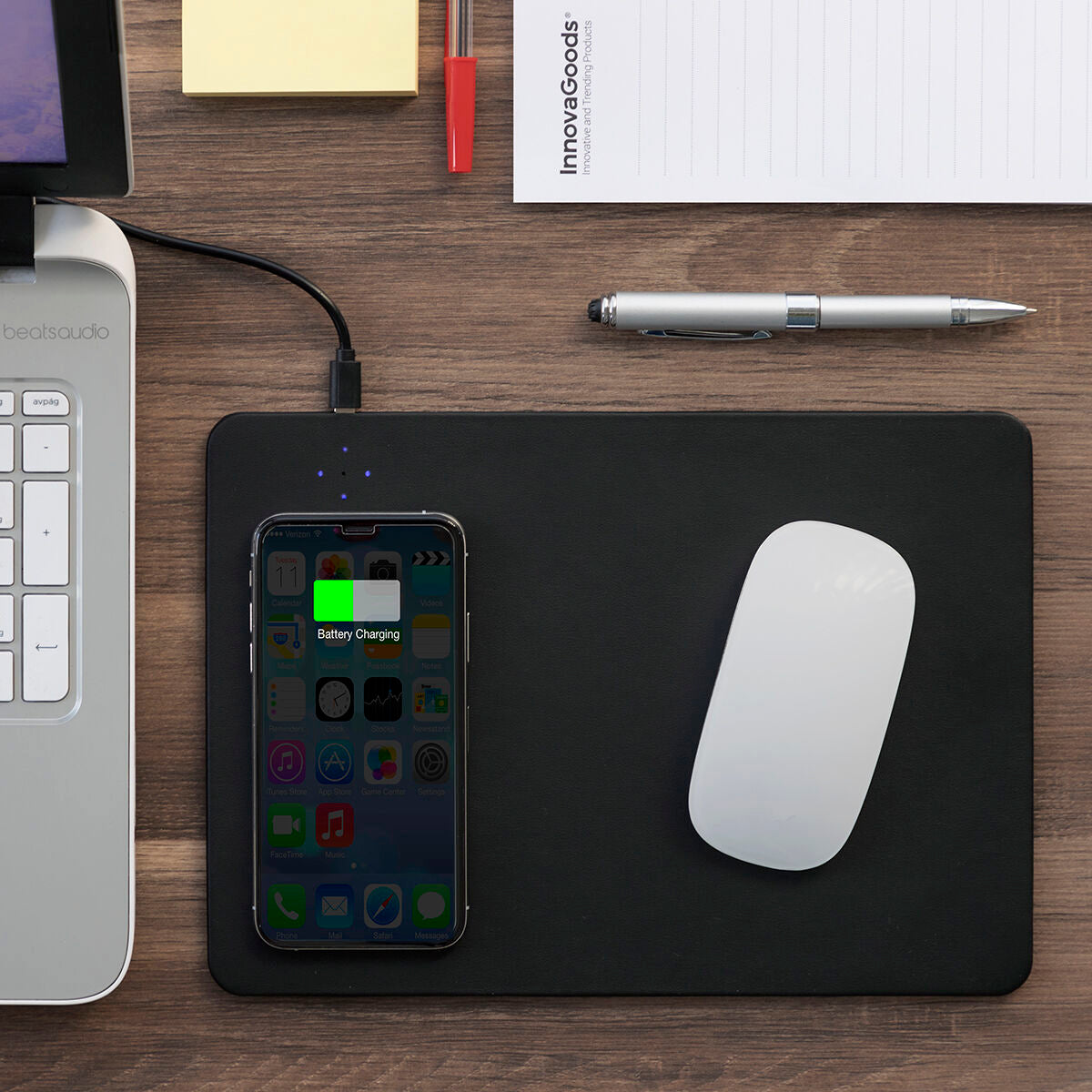 Tapis de souris sans fil intelligent | Travaillez plus efficacement grâce à ce tapis de souris élégant qui recharge vos appareils en même temps.