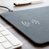 Tapis de souris sans fil intelligent | Travaillez plus efficacement grâce à ce tapis de souris élégant qui recharge vos appareils en même temps.