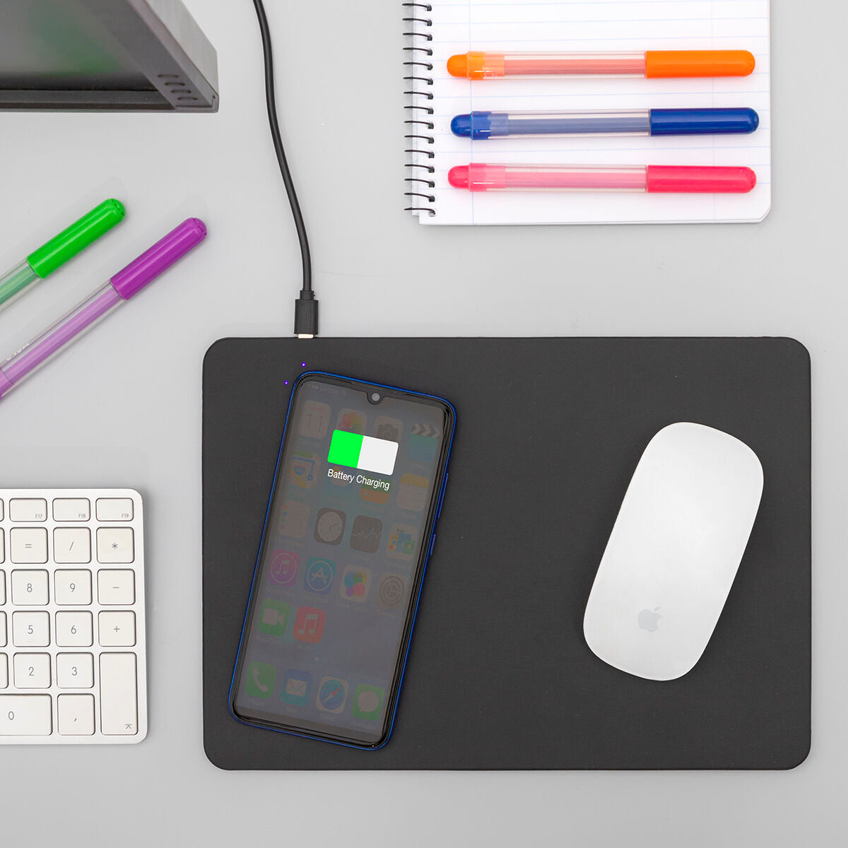 Tapis de souris sans fil intelligent | Travaillez plus efficacement grâce à ce tapis de souris élégant qui recharge vos appareils en même temps.