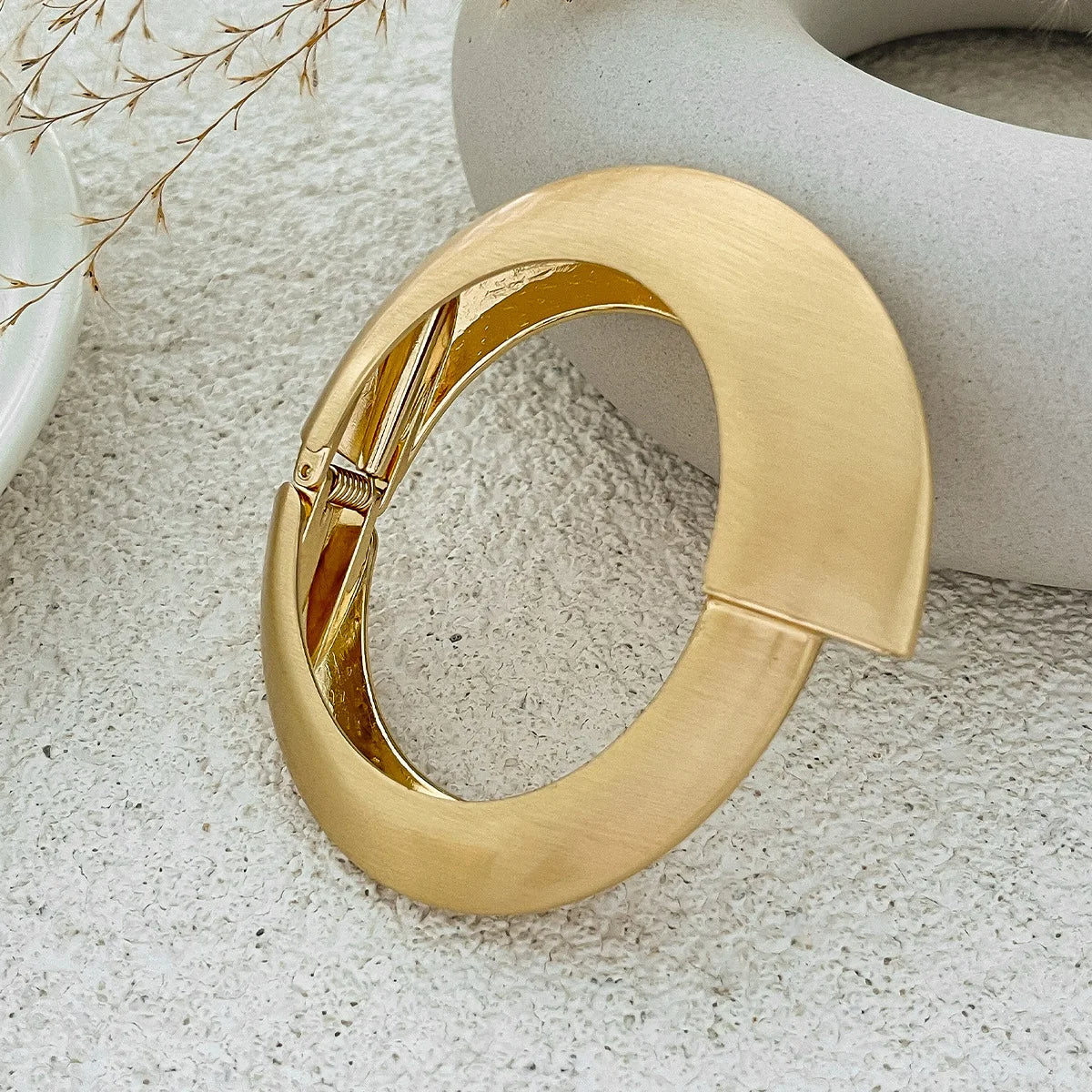 Bracelet Chunky Water Drop - Manchette ouverte en or audacieuse avec un design de vague irrégulier