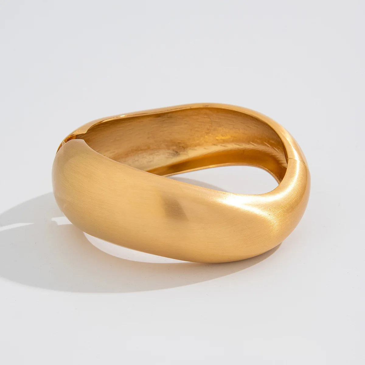 Bracelet Chunky Water Drop - Manchette ouverte en or audacieuse avec un design de vague irrégulier