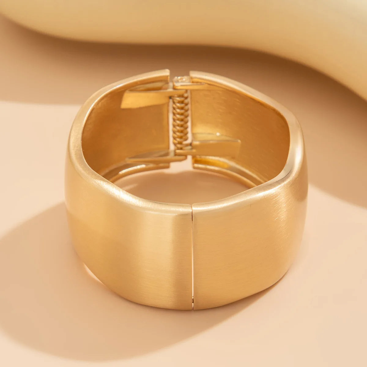 Bracelet Chunky Water Drop - Manchette ouverte en or audacieuse avec un design de vague irrégulier