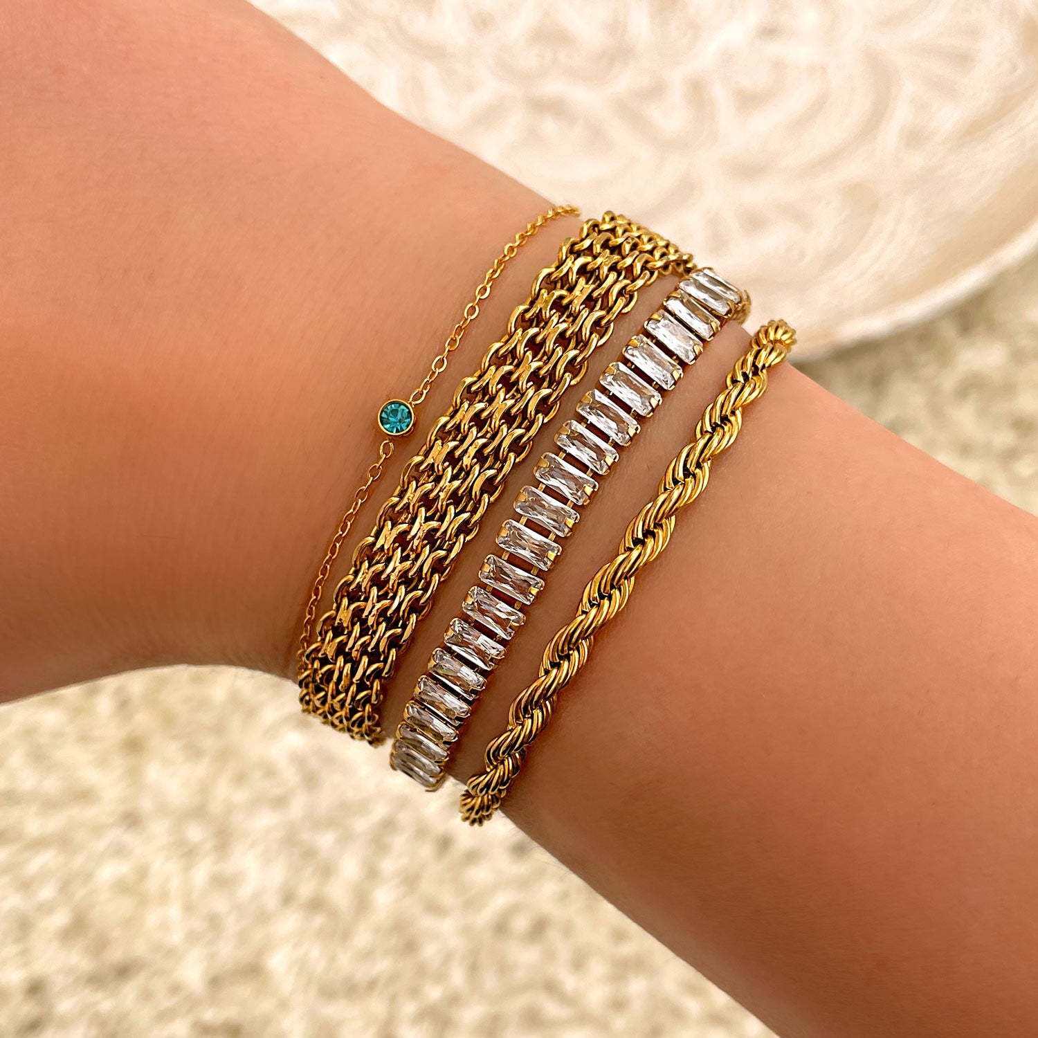 Bracelet de naissance en pierres précieuses rondes