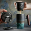 Tasse à Thé en Céramique Artisanale avec Filtre – Design Authentique et Utilisation Pratique